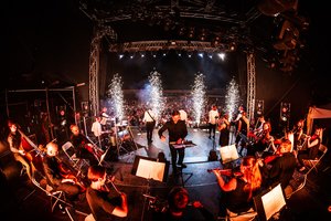 Pamatykite: „Colours of Bubbles“ klipe - įspūdingos akimirkos iš koncerto Trakų pilyje