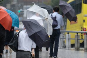 Japoniją pasiekęs smarkus taifūnas sutrikdė susisiekimą 