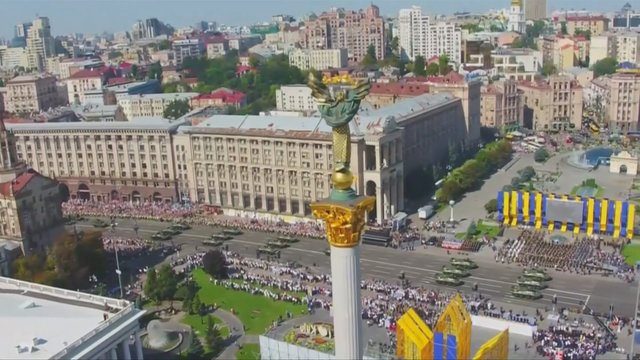 Kijevo centre – karinė technika ir žygiuoja tūkstančiai karių
