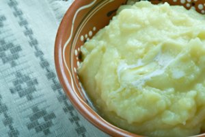 Kelios gudrybės, kaip išvirti neatsivalgomai gardžią bulvių košę