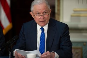 Donaldas Trumpas vėl aštriai pasišaipė iš JAV generalinio prokuroro