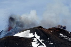 Sicilijoje atgijęs Etnos ugnikalnis spjaudo pelenus ir lavą