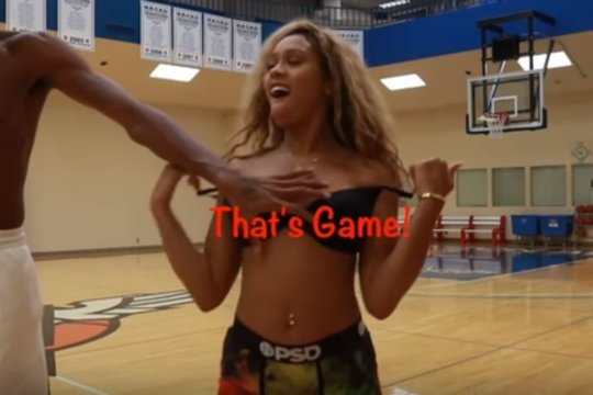 Krepšinis iš nusirenginėjimo: NBA klubo „Spurs“ žaidėjas išrengė savo draugę