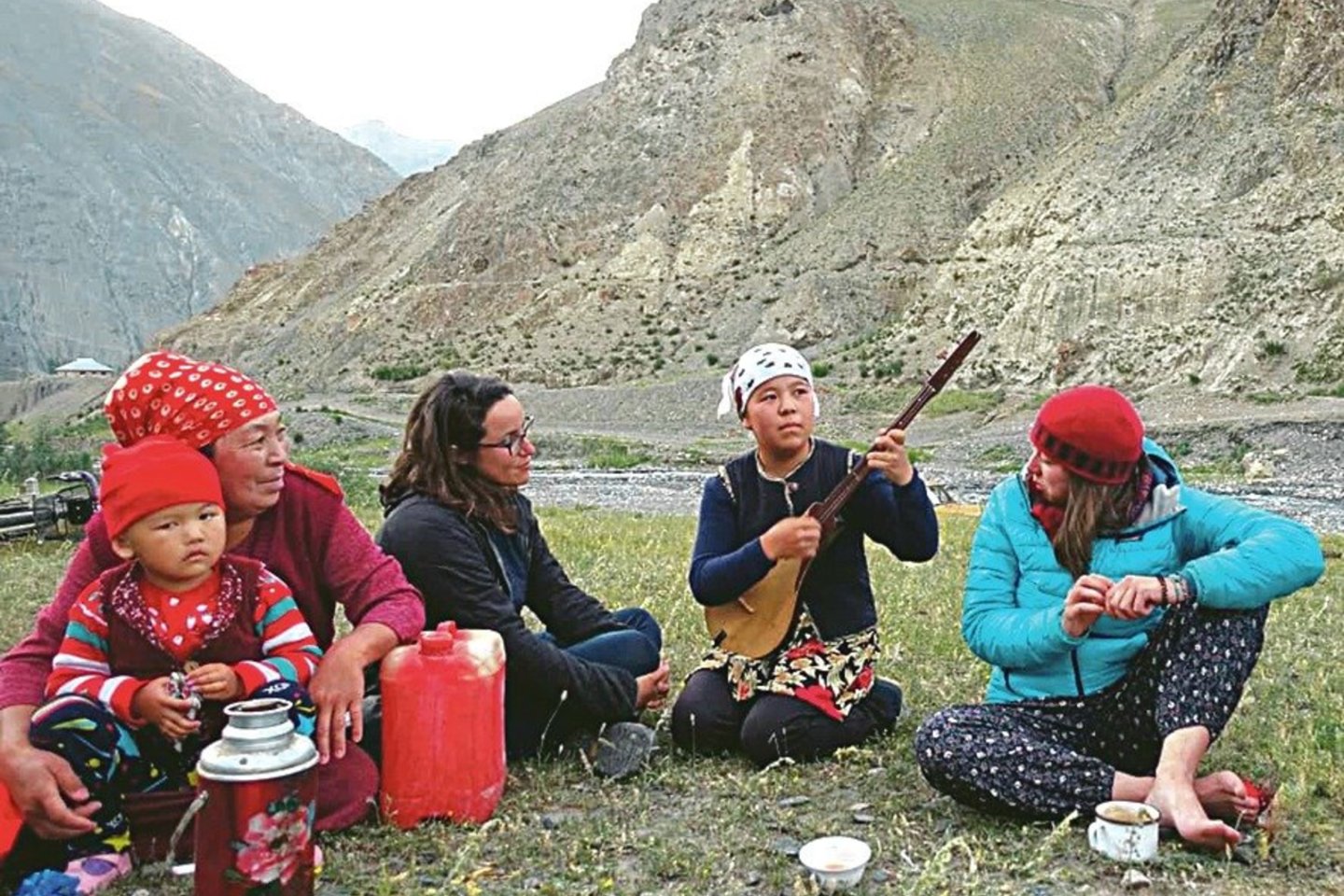  Kirgizai juos pavaišino arbata ir pagrojo.