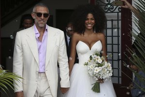 51-erių aktorius Vincentas Casselis vedė perpus jaunesnę manekenę Tiną Kunakey