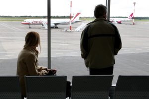 Pasipiktino skrydžių bendrovėmis: už vėlavimus duoda kompensacijas, kurių Lietuvoje negrynina