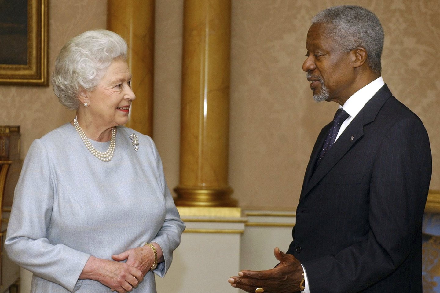 Anglijos karalienė Elizabeth II ir K.Annanas.<br> AP nuotr.