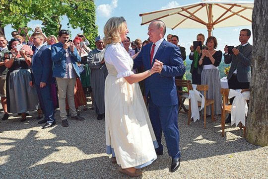 Austrijos užsienio reikalų ministrė prabilo apie šokius su Vladimiru Putinu