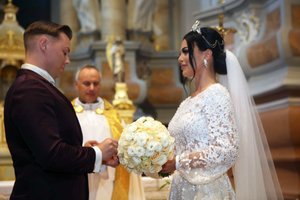 Neringa Mažeikienė tapo dukterėčios Sindrės ir jos išrinktojo Dovydo vestuvių liudininke