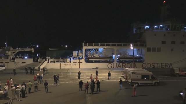 Savaitę laive praleidusiems migrantams leista išlipti į krantą