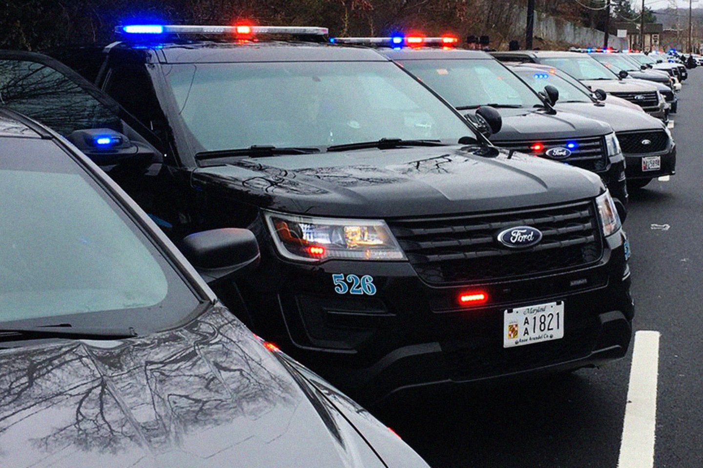 Kiek vėliau policija nurodė, kad įvykio vietoje yra „keli žuvusieji“. Pareigūnai pranešė, kad žuvo ir vienas įtariamasis, tačiau antrojo buvimo vieta kol kas neaiški<br> Twitter nuotr.