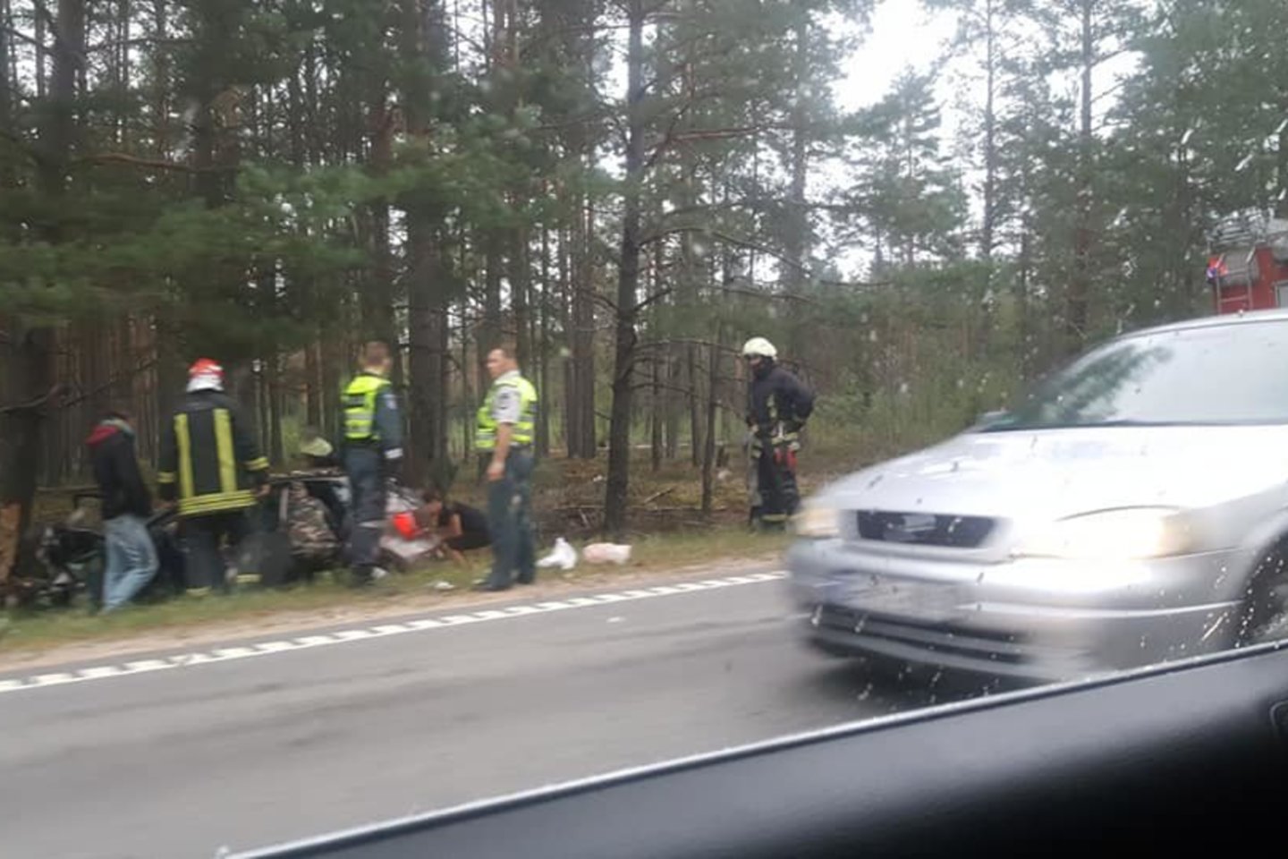  Ruso „VW Polo“ Varėnos r. trenkėsi į medį, nukentėjo vairuotojas ir keleivė.<br> Facebook/Kur stovi policija Alytuje/Evelinos A. nuotr.