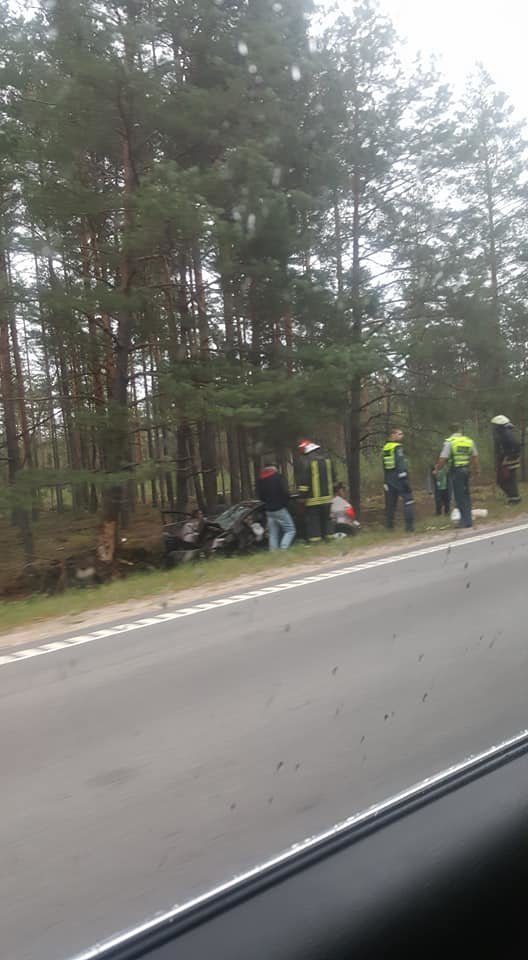  Ruso „VW Polo“ Varėnos r. trenkėsi į medį, nukentėjo vairuotojas ir keleivė.<br> Facebook/Kur stovi policija Alytuje/Evelinos A. nuotr.