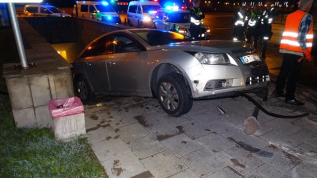 Neblaivus rusas Kaune nesuvaldė „Chevrolet“, įskrido į požeminę perėją