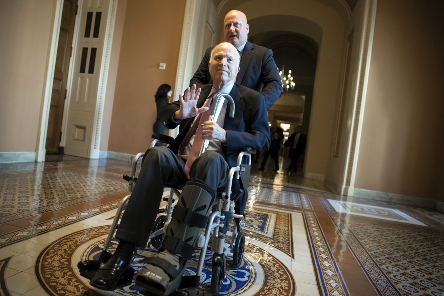  Rugpjūčio 25 dieną sukrėtė miręs JAV Arizonos senatorius, Respublikonų partijos kandidatas 2008 metų JAV prezidento rinkimuose Johnas McCainas susirgo klastingu smegenų vėžiu.<br> AP nuotr. 