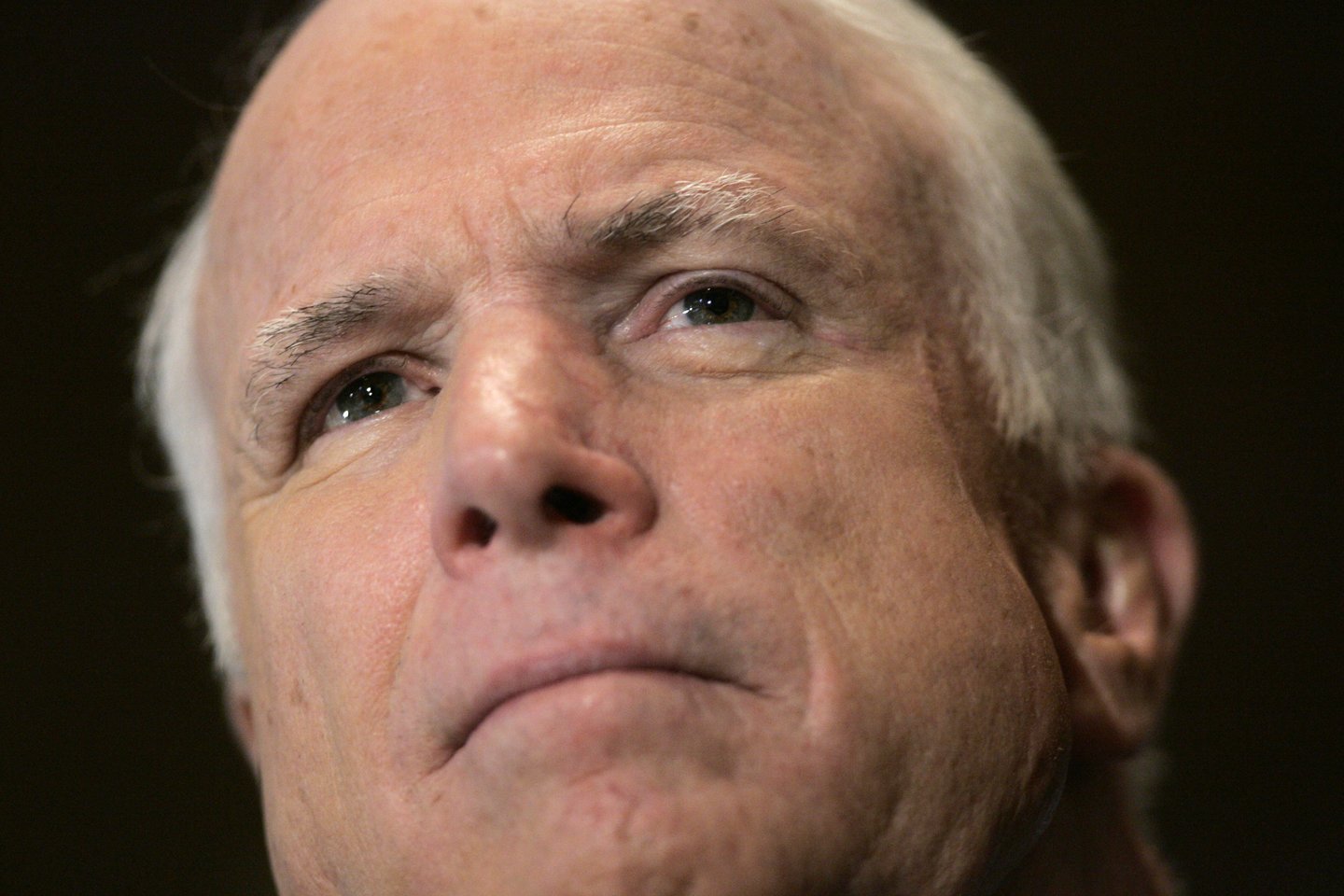  Rugpjūčio 25 dieną sukrėtė miręs JAV Arizonos senatorius, Respublikonų partijos kandidatas 2008 metų JAV prezidento rinkimuose Johnas McCainas susirgo klastingu smegenų vėžiu.<br> AP nuotr. 