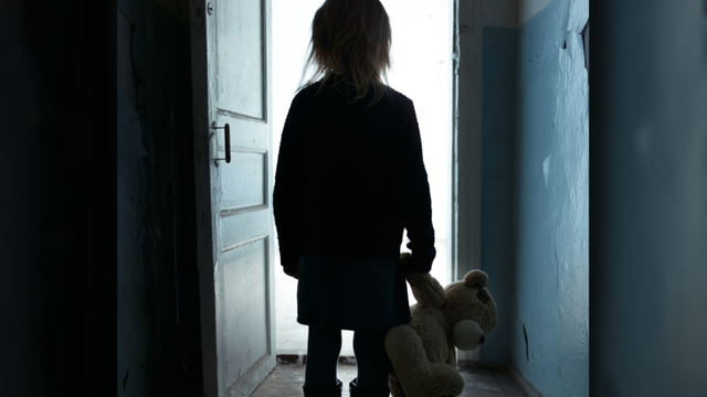 Saugi vaikystė: kaip padėti psichologinę nepriežiūrą patiriančiam vaikui