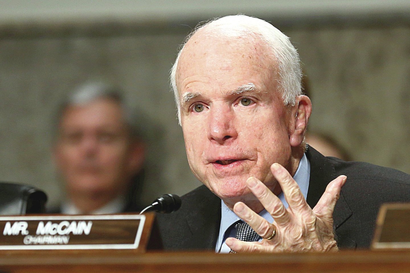 J.McCainas 60 gyvenimo metų paskyrė tarnybai JAV. Vietnamo karo metais žiauriai kankintas, jis vėliau prieštaravo tokių metodų naudojimui kalėjimuose ir ieškojo abiejų JAV partijų kompromiso.<br>Reuters/„Scanpix“ nuotr.