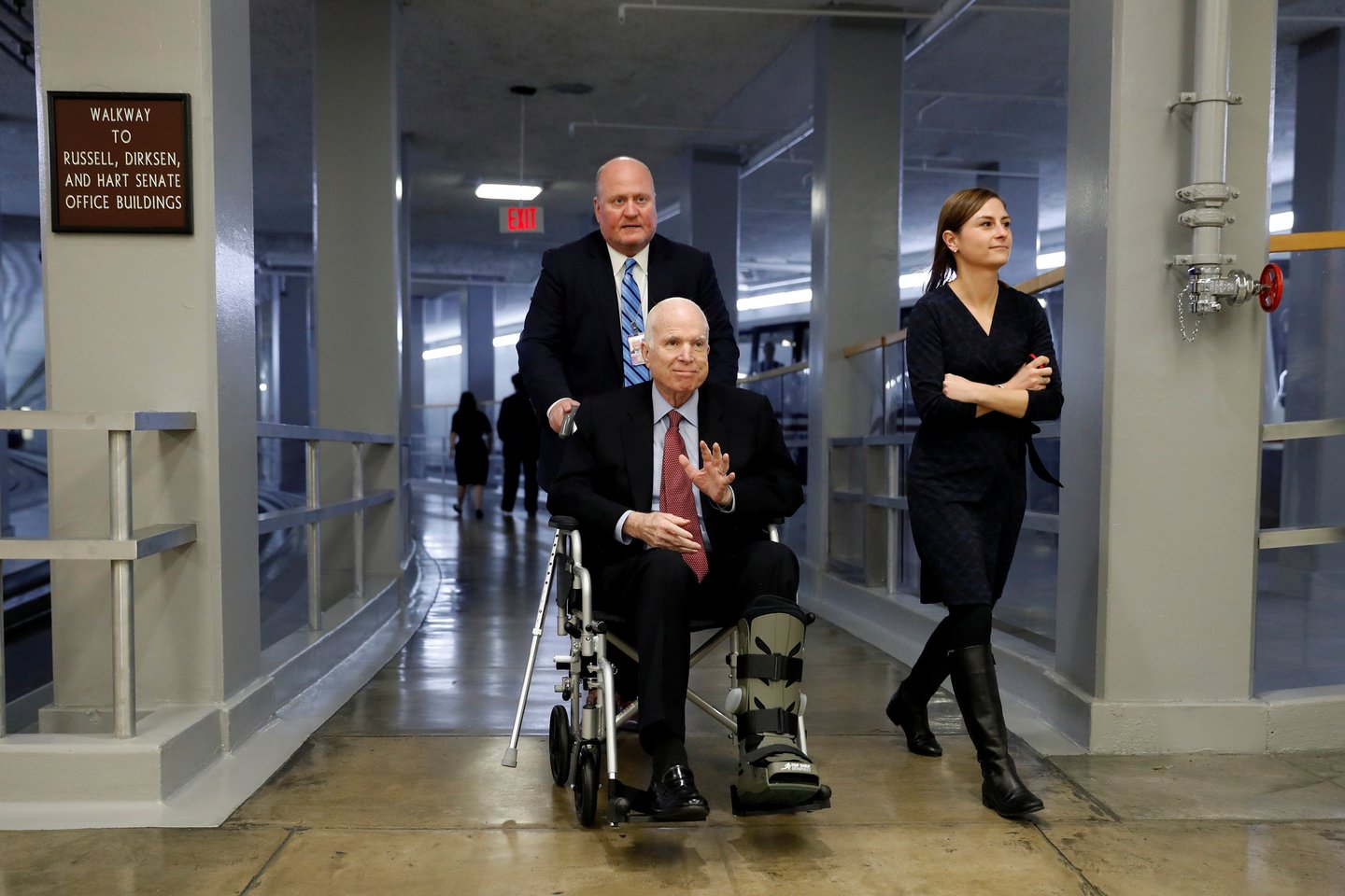J.McCainas 60 gyvenimo metų paskyrė tarnybai JAV. Vietnamo karo metais žiauriai kankintas, jis vėliau prieštaravo tokių metodų naudojimui kalėjimuose ir ieškojo abiejų JAV partijų kompromiso.<br> Reuters/„Scanpix“ nuotr.
