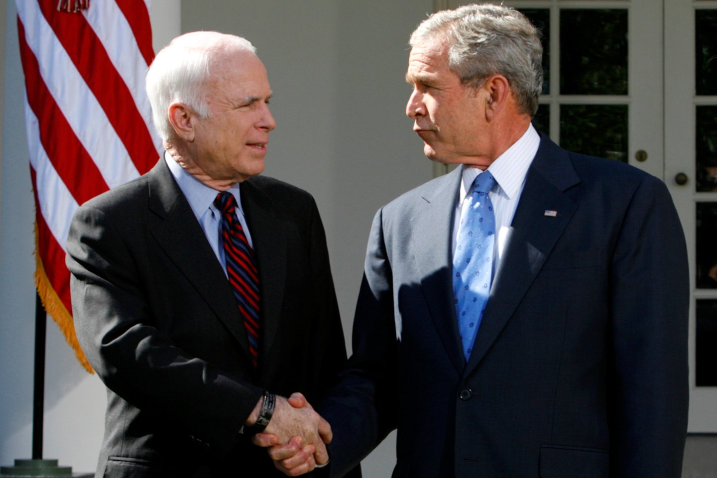 J.McCainas 60 gyvenimo metų paskyrė tarnybai JAV. Vietnamo karo metais žiauriai kankintas, jis vėliau prieštaravo tokių metodų naudojimui kalėjimuose ir ieškojo abiejų JAV partijų kompromiso.<br> Reuters/„Scanpix“ nuotr.