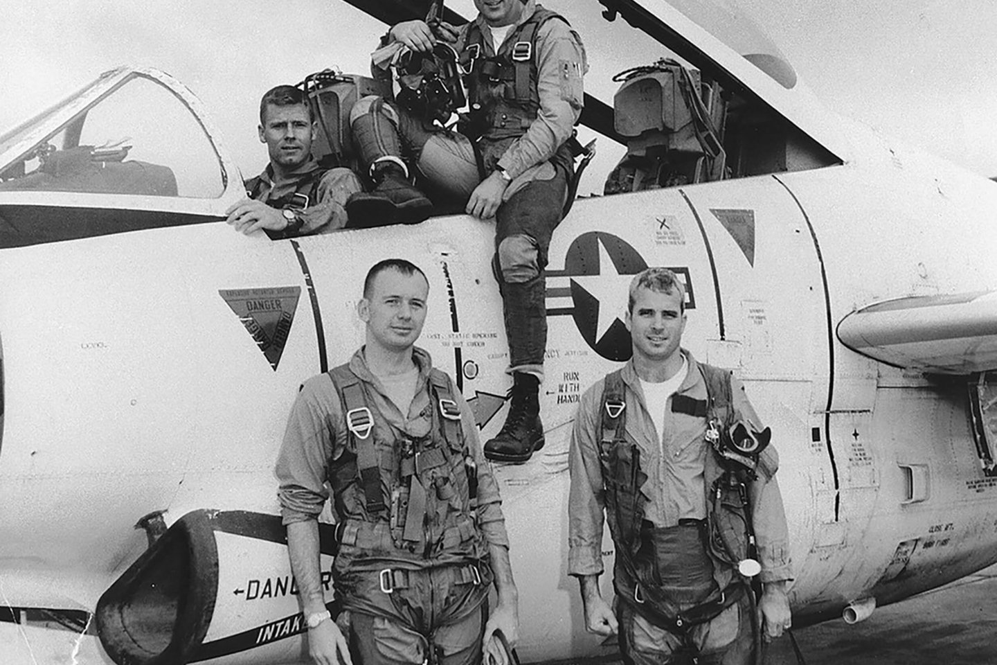 J.McCainas 60 gyvenimo metų paskyrė tarnybai JAV. Vietnamo karo metais žiauriai kankintas, jis vėliau prieštaravo tokių metodų naudojimui kalėjimuose ir ieškojo abiejų JAV partijų kompromiso.<br> AFP/Scanpix nuotr.