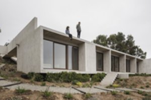 140 kv. m namui uždėjo lygų kaip stalas stogą – tam yra svarbi priežastis