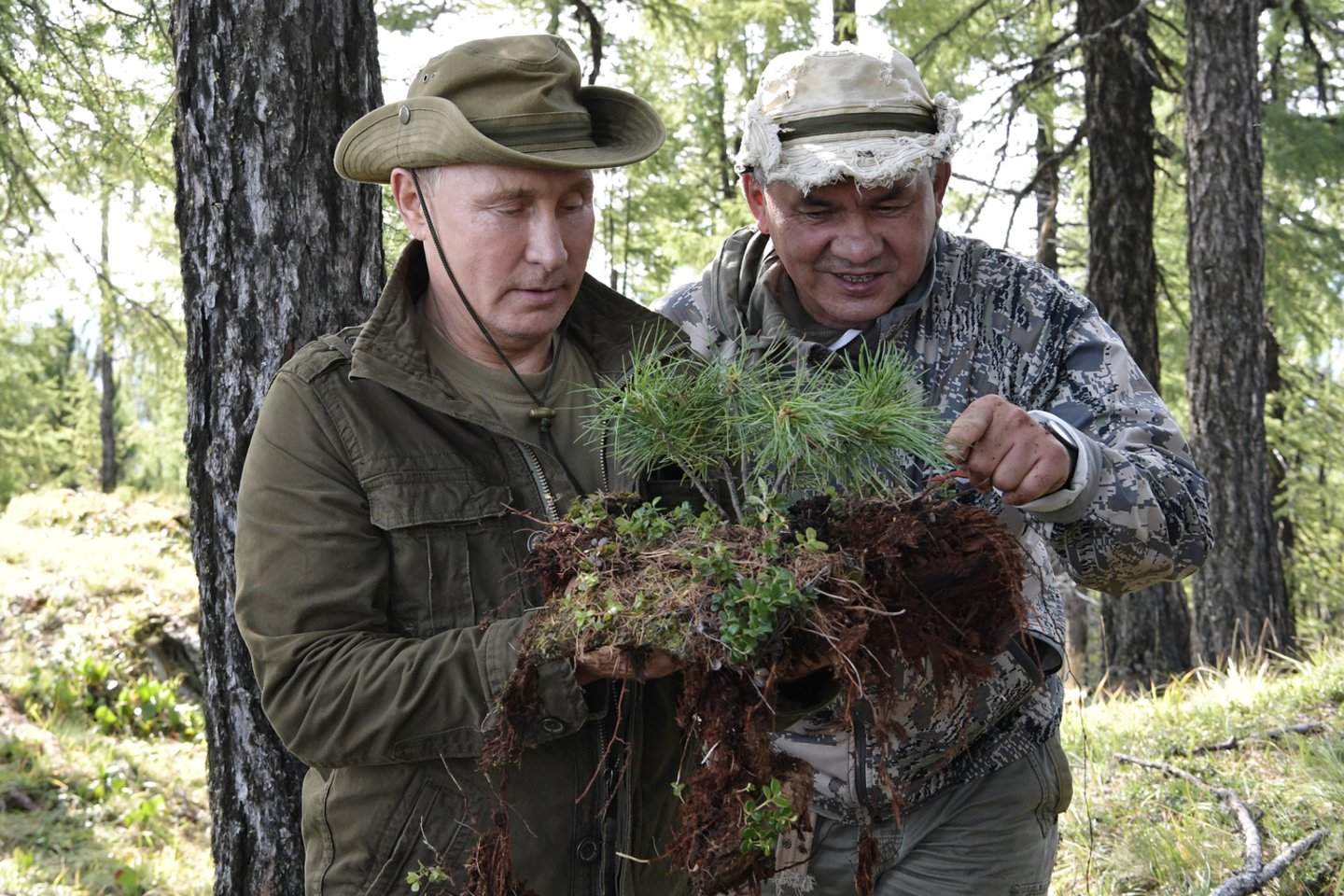 Rusijos prezidentas Vladimiras Putinas, kaip beveik kiekvieną vasarą, kelias dienas atostogavo Sibire. Tai pirmadienį paskelbė Kremlius ir paviešino nuotraukas.<br> Reuters/Scanpix nuotr.