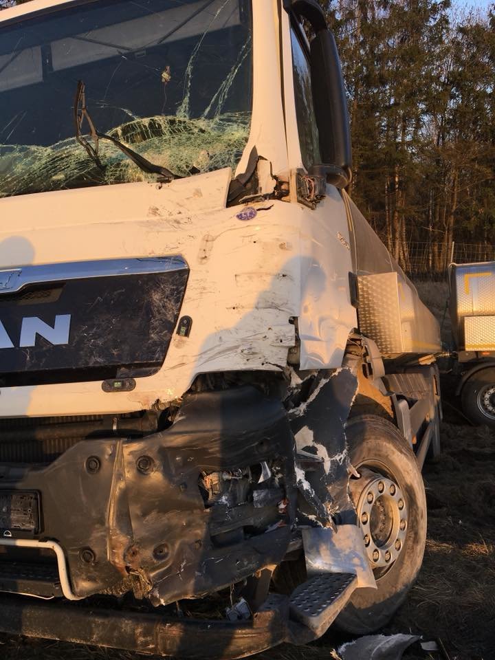  Stiprų smūgį gavęs „Volvo" po avarijos buvo nurašytas.<br> Asmeninio archyvo nuotr.
