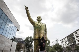Vokietijoje iškilo auksinė Turkijos prezidento statula