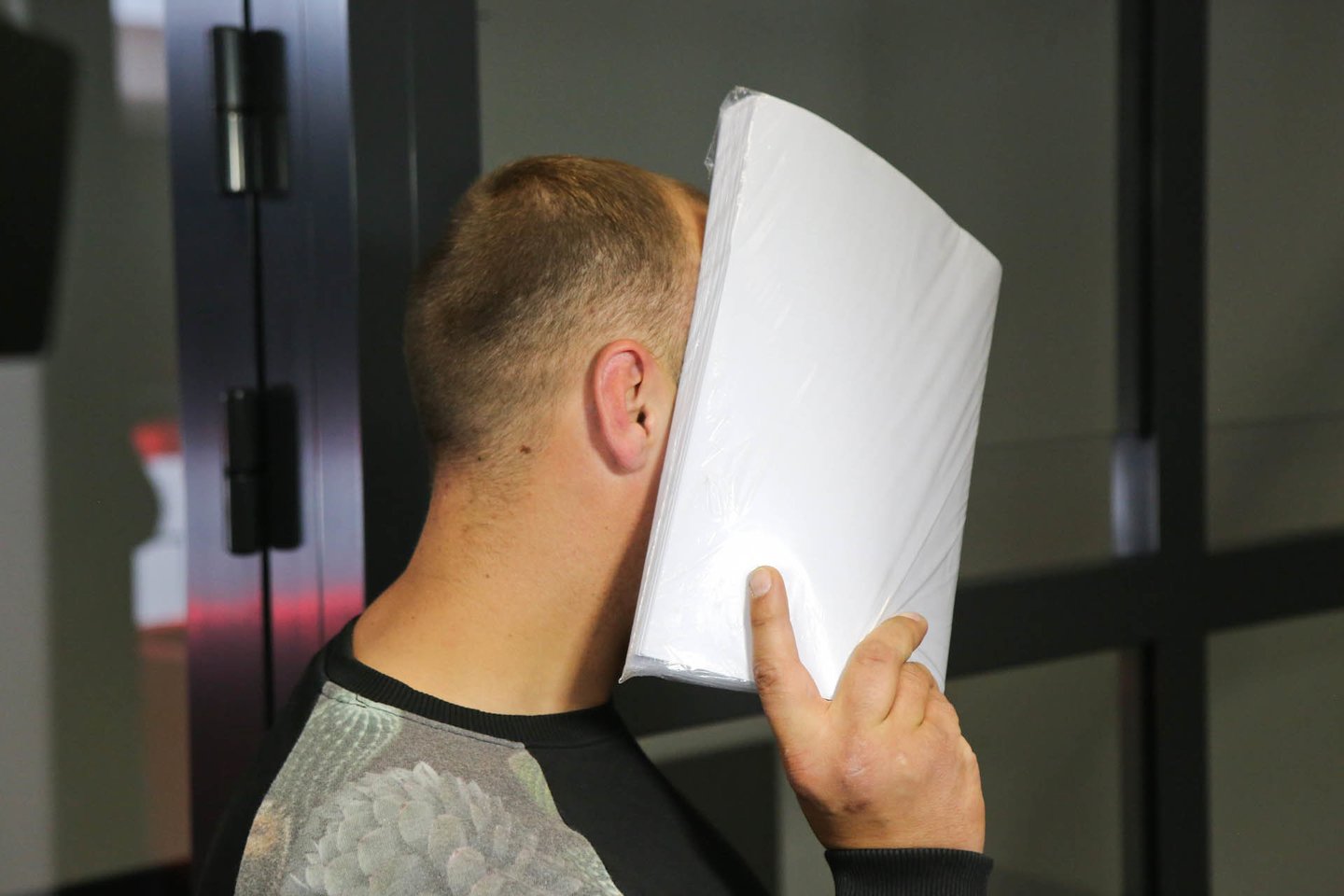 Kraupias avarijas sukėlęs ir nuo teisėsaugos pasprukęs A.Stiklioraitis, įtariama, tvarko savo feisbuko profilį, tačiau pareigūnai nesugeba jo sučiupti.<br> G.Bitvinsko nuotr.