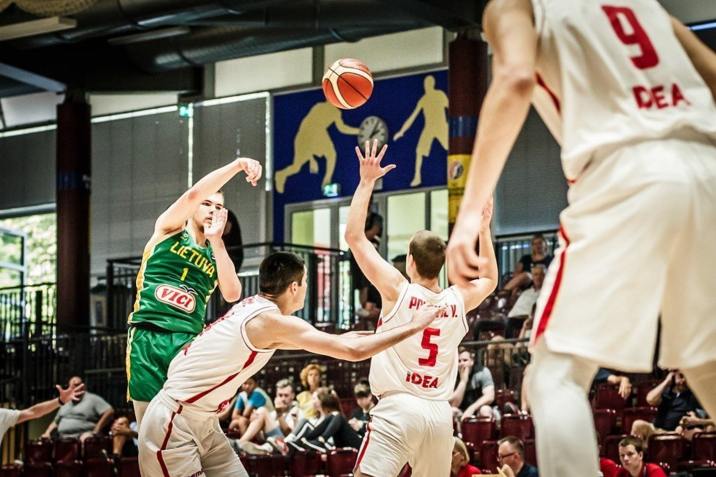 Arnas Velička atlieka perdavimą.<br>FIBA.com nuotr.