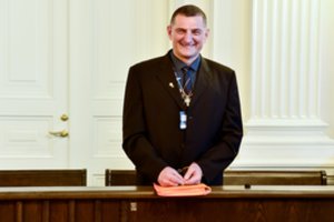 Legendinės dainos „Šešėlių valdovas“ klipe – Henriko Daktaro vakarėliai