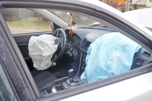 Žuvus jaunai merginai, ieškoma atsakymo – kaip žinoti, ar automobilyje yra saugos oro pagalvės