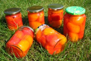 Švelnaus skonio konservuoti pomidorai: kai atradau šį receptą, darau tiktai taip