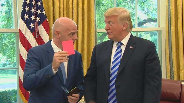 Baltieji rūmai to nematė: FIFA prezidentas D. Trumpui skyrė raudoną kortelę 
