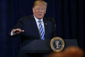 D. Trumpas pranešė apie būsimą Baltųjų rūmų patarėjo D. McGahno pasitraukimą iš posto 