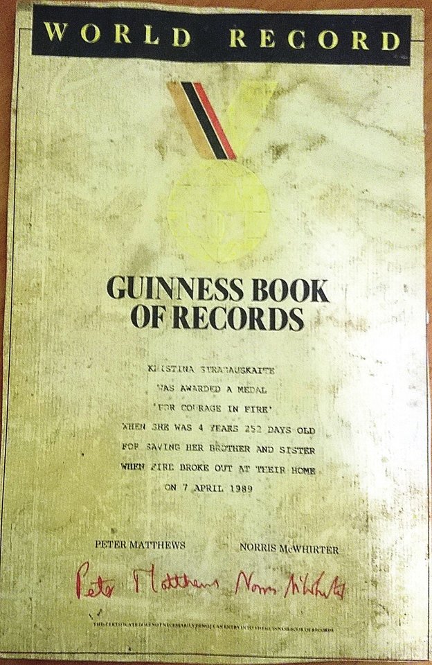 Apie brolį ir sesutę išgelbėjusią Kristiną tuo metu rašė vietos laikraštis, žygdarbį primena diplomas, liudijantis įrašą Guinnesso rekordų knygoje.<br>Nuotr. iš asmeninio albumo.