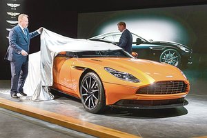 „Aston Martin“ augina vertę: akcijų galės įsigyti kiekvienas