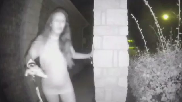 Policija paskelbė naktį į duris beldusios pusnuogės moters paiešką