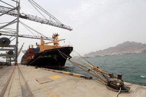 JAV eskadrinis minininkas sustabdė Adeno įlankoje ginklus gabenusį laivą