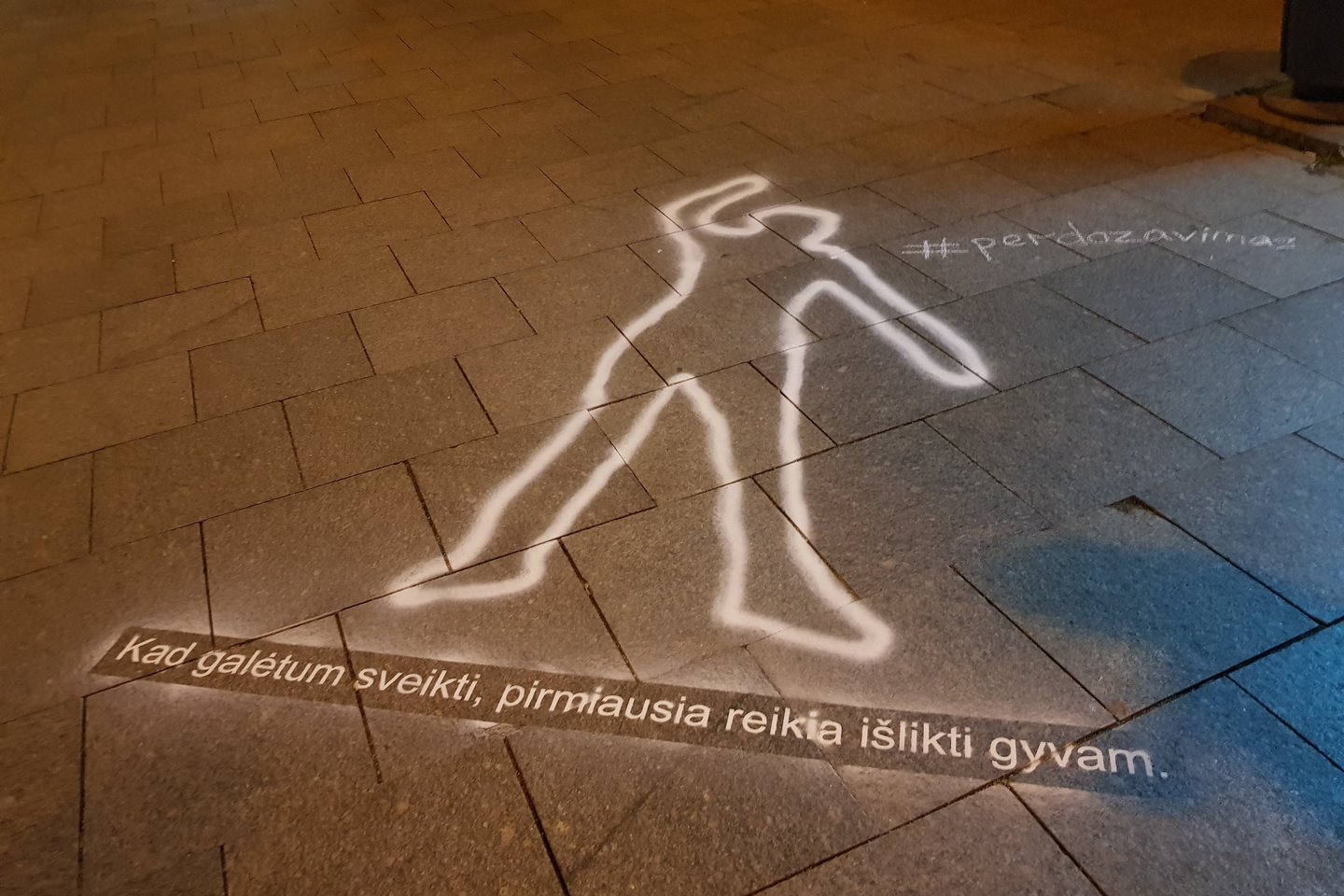  Baltomis linijomis apibrėžtomis žmonių figūromis ant Vilniaus šaligatvių šiemet minima tarptautinė Narkotikų perdozavimo žinomumo diena.