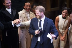 Princas Harry privertė kvatoti iki ašarų: ant scenos užtraukė dainą