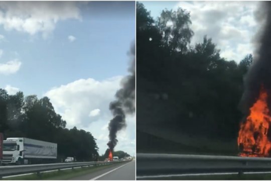 Kelyje Kaunas-Vilnius užsiliepsnojo vilkikas, formuojasi eismo spūstys