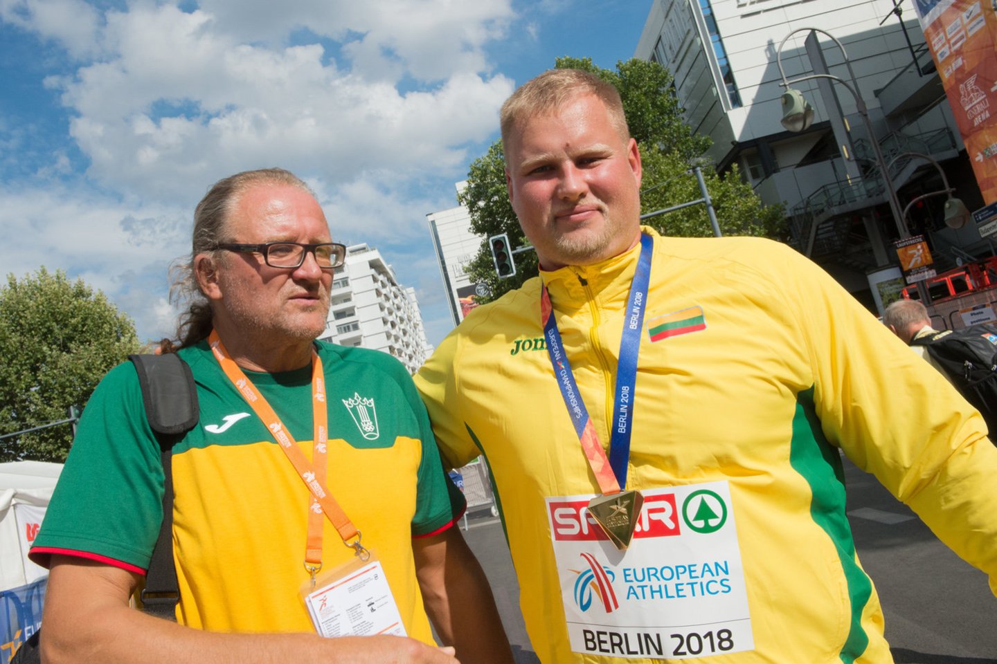 Andriui Gudžiui įteiktas aukso medalis. Kartu su juo buvo ir treneris Vaclovas Kidykas<br>A.Pliadžio nuotr.