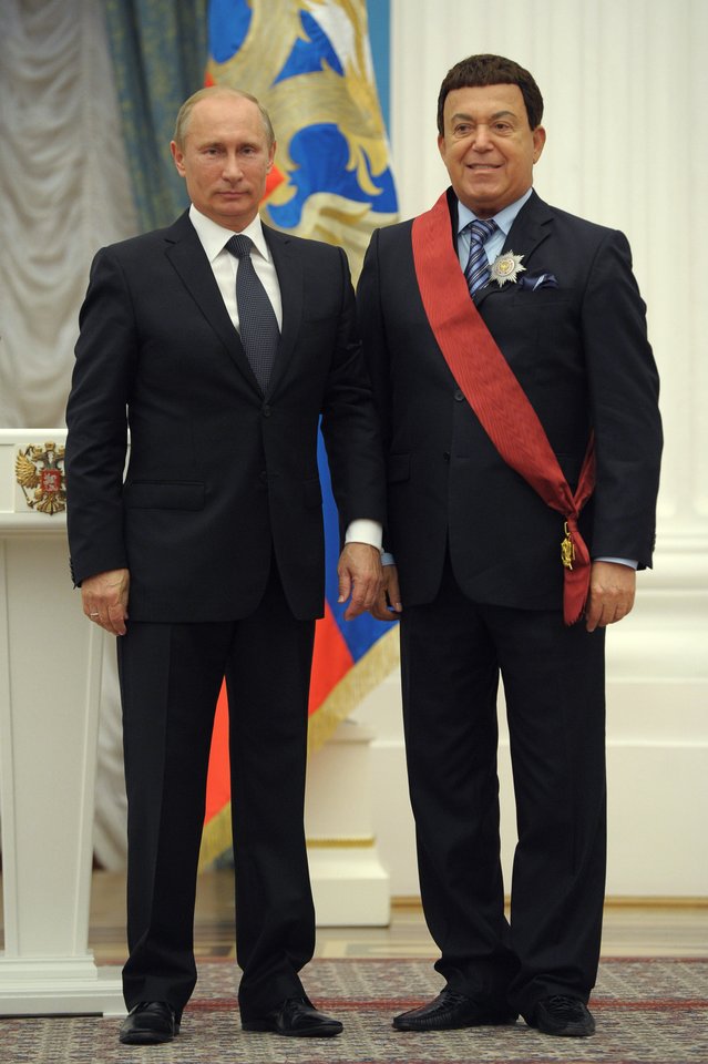  J.Kobzonas dėkojo Rusijos prezidentui Vladimirui Putinui, padėjusiam gauti medicininę vizą į italiją. <br>AP nuotr.