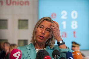 Federica Mogherini ragina ieškoti praktinių sprendinių, kaip pratęsti migrantų gelbėjimo misiją