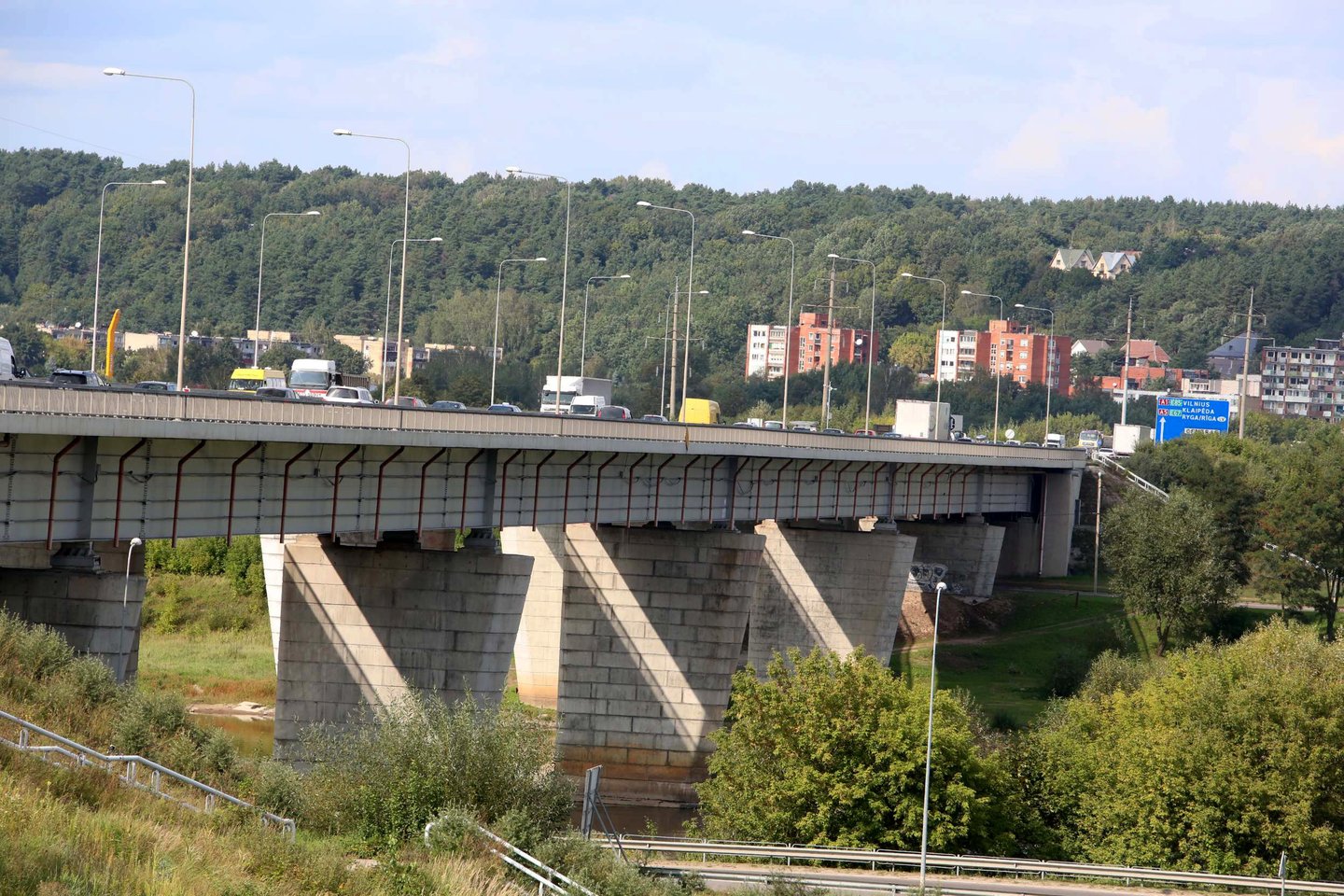  Dėl tilto remonto Kaune nusidriekė didžiulė spūstis.<br> M.Patašiaus nuotr.