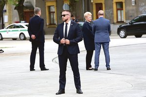 Plačiai užsimoję kūnsargiai šaldomi