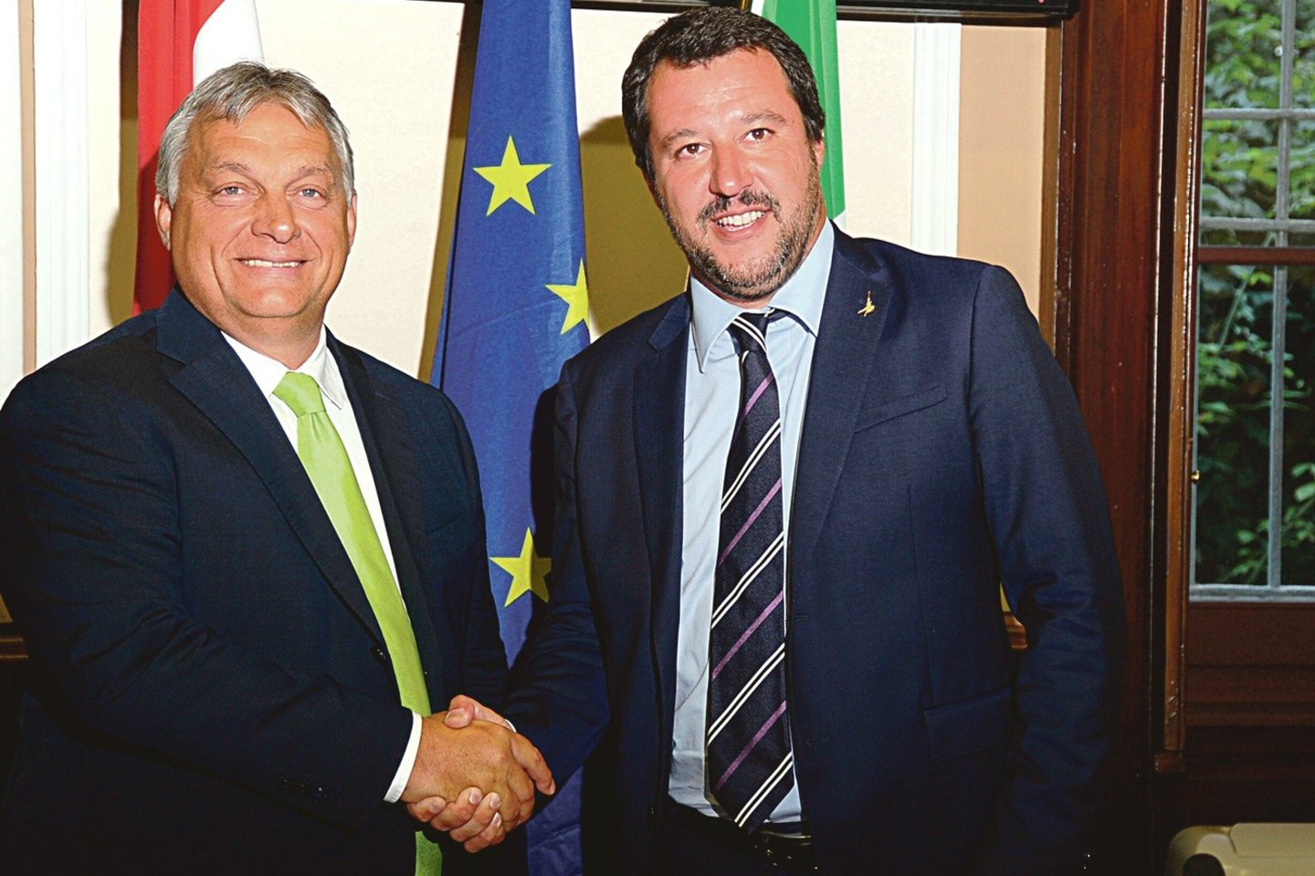 Prieš migrantus nusiteikę populistai V.Orbanas (kairėje) ir M.Salvini savo didžiausiu oponentu laiko E.Macroną.<br>„Mega“/AFP/„Scanpix“ nuotr.