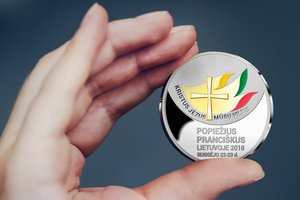 Popiežiaus vizitui kaldina proginį medalį, jo kaina nustebins
